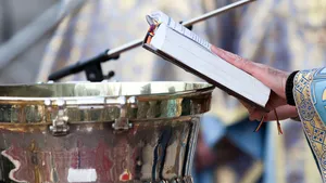 10.000 de litri de apă pentru Bobotează, pregătiţi în curtea Catedralei Mitropolitane din Iaşi / Temperaturile ridicate au împiedicat realizarea unei cruci de gheaţă