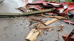 O şcoală din Arad a fost inundată în urma unei ploi puternice, după ce muncitorii unei firme au decopertat clădirea pentru lucrări de renovare