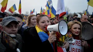 VIDEO Diana Şoşoacă, la tribunal pentru a apăra Arhiepiscopia Tomisului. La ieşire, senatoarea a primit o icoană