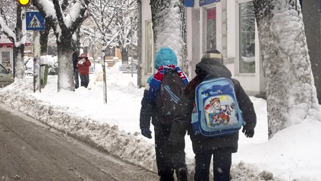 Elevii încep şcoala: Peste 8.500 de poliţişti vor asigura ordinea în zona instituţiilor de învăţământ