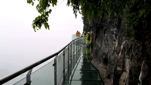 O pasarelă spectaculoasă din sticlă a fost inaugurată în munţii Tianmen din China - VIDEO