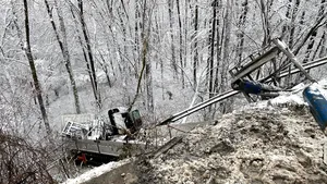 Un nou accident: Două persoane au murit şi una a fost rănită în urma unei coliziuni între un TIR şi două maşini