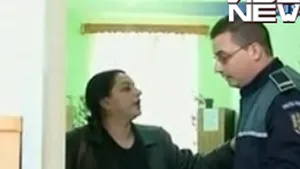 La examenul psihologic, profesoara care a pălmuit un poliţist a fost declarată 