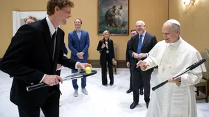 Jannik Sinner s-a întâlnit cu Papa Leon XIV și i-a oferit o rachetă de tenis: „Jucăm?”