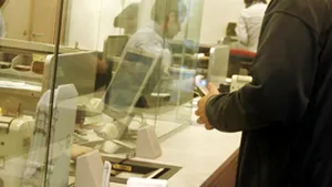 Nouă persoane, cercetate pentru fraudarea unor bănci cu 80.000 de euro