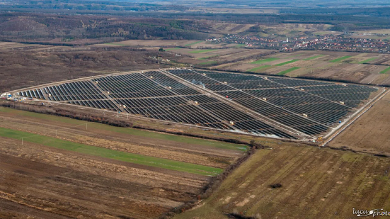 O investiţie de 100 de milioane de euro într-un parc fotovoltaic, aproape de finalizare în Arad - FOTO