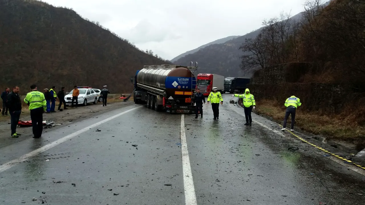 FOTO Trafic BLOCAT pe Valea Oltului după ce o maşină s-a izbit de o autocisternă: O femeie a murit, iar un bărbat a ajuns în stare gravă la spital