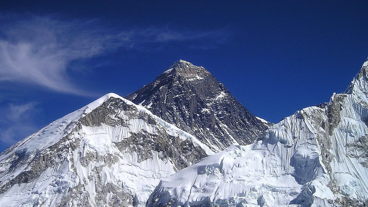 Un alpinist britanic a stabilit recordul pentru cele mai multe vârfuri cucerite pe Everest