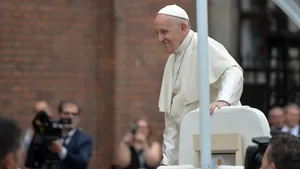 Papa Francisc, îmbrăţişat la Palatul Culturii din Iaşi de patru copii orfani din Republica Moldova