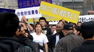 Rude ale victimelor cursei MH370 manifestează în faţa Ambasada Malaysiei de la Beijing: 