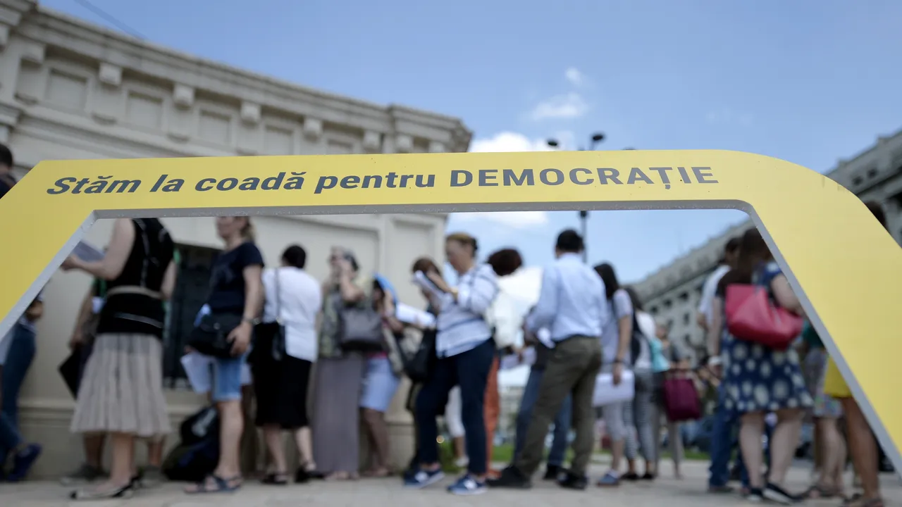 ”Stăm la coadă pentru Democraţie, la CCR”: Zeci de persoane le cer judecătorilor Curţii Constituţionale respingerea modificării codurilor penale | FOTO 