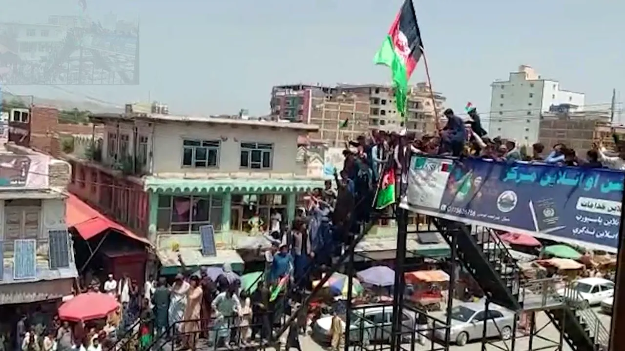Prima provocare la adresa talibanilor. Mii de persoane protestează în mai multe oraşe din Afganistan