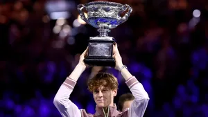 Jannik Sinner a câştigat titlul la Australian Open, întorcând fabulos scorul în finala cu Daniil Medvedev