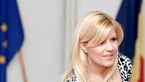 Elena Udrea a plecat de la comisie cu flori şi a lăsat în urmă deputaţi contrariaţi