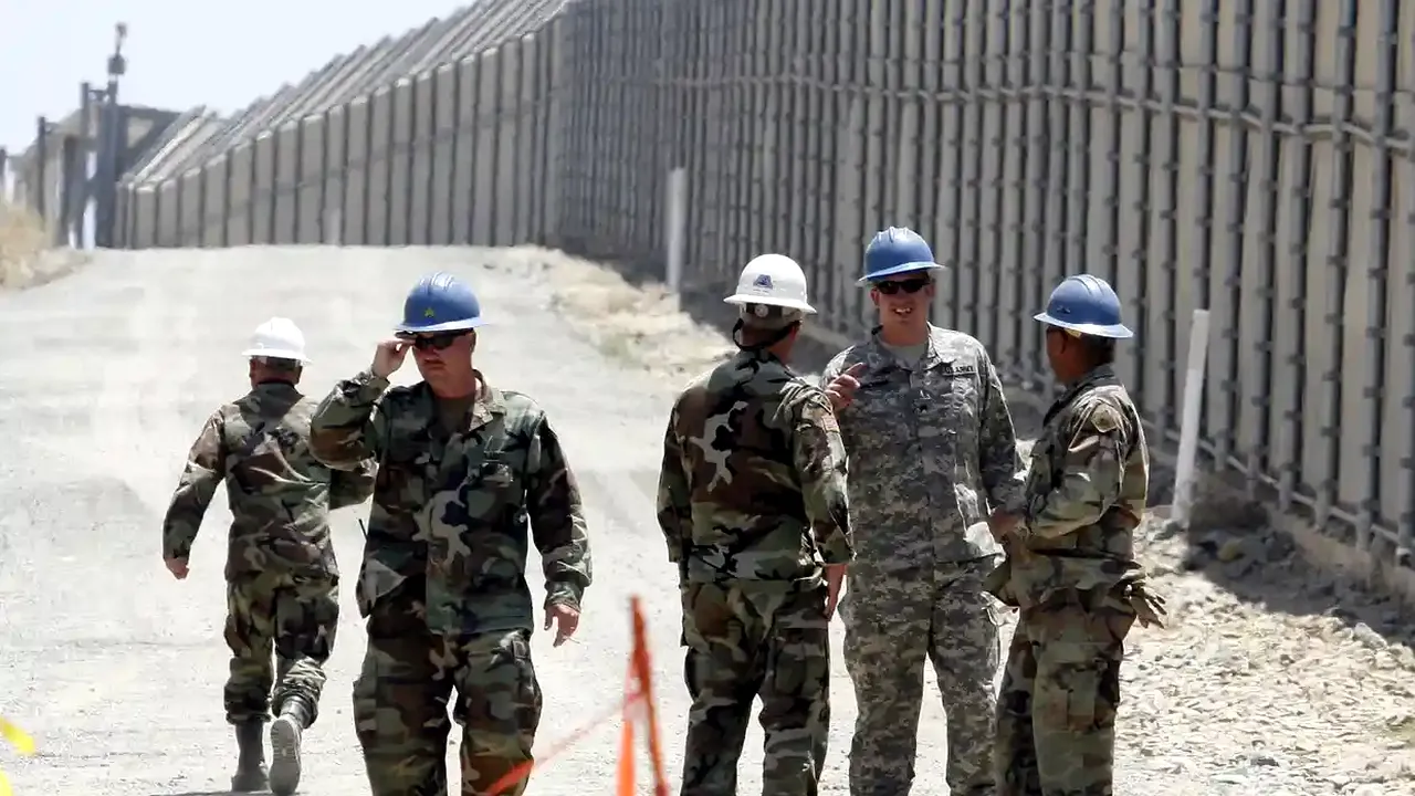 Administraţia SUA ar putea mobiliza 1.500 de militari la frontiera cu Mexicul