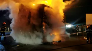 VIDEO Trafic blocat pe DN7 vineri dimineaţă, după ce un camion a izbucnit în flăcări