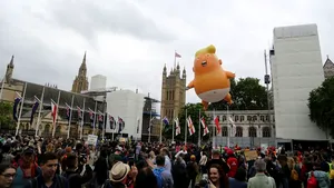 Vizită controversată în Marea Britanie. Preşedintele american Donald Trump, aşteptat de mii de protestatari la Londra | VIDEO