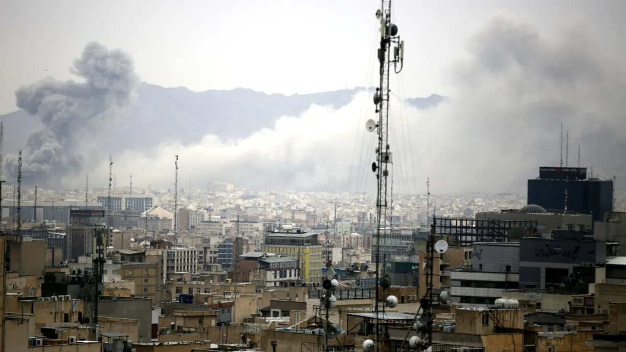 Război în Orientul Mijlociu, ziua 27 | Trimisul special al lui Trump confirmă că negocierile cu Iranul sunt în curs / Regimul din Iran și-ar putea schimba strategia. Se discută despre o bombă nucleară