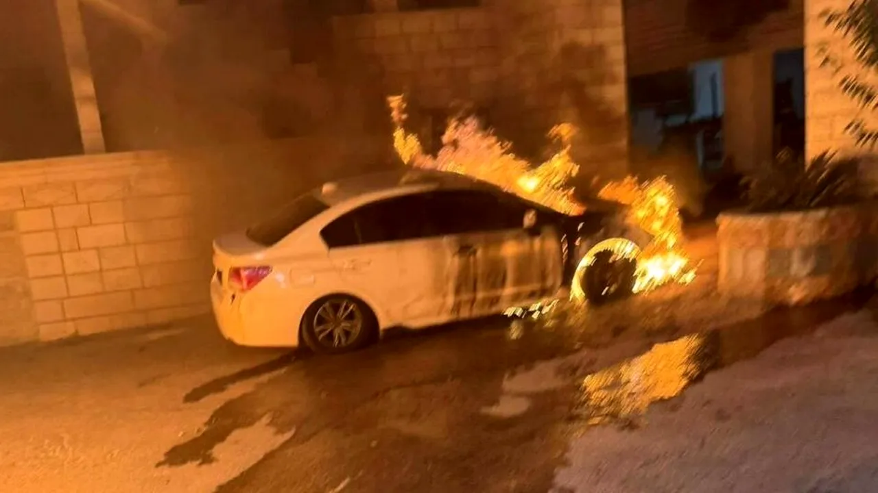 Colonişti israelieni au incendiat mai multe vehicule palestiniene lângă Ramallah