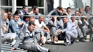A doua zi de proteste la Dacia Mioveni: Angajaţii reclamă refuzul patronatului de a vorbi despre revendicările salariale