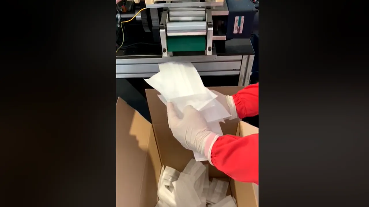 VIDEO A început producţia primelor măşti în România. Vor fi produse aproximativ 4 milioane de măşti pe lună 