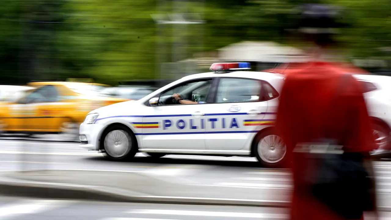 Fără permis şi păgubos. Un bărbat de 49 de ani, la volanul unei maşini cu numere false, a lovit 10 autoturisme parcate