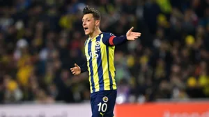 Mesut Ozil a fost dat afară din lotul lui Fenerbahce