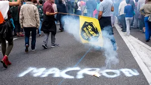 Violenţe la Paris. Mii de francezi protestează împotriva restricţiilor şi a vaccinării obligatorii 