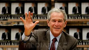 Bush i-ar fi promis lui Schroeder că îşi va consulta aliaţii înainte de a decide invadarea Irakului