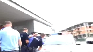 VIDEO | Scene incredibile la un magazin din Ferentari: 8 poliţişti încătuşează un bătrân / Reacţia Poliţiei Capitalei