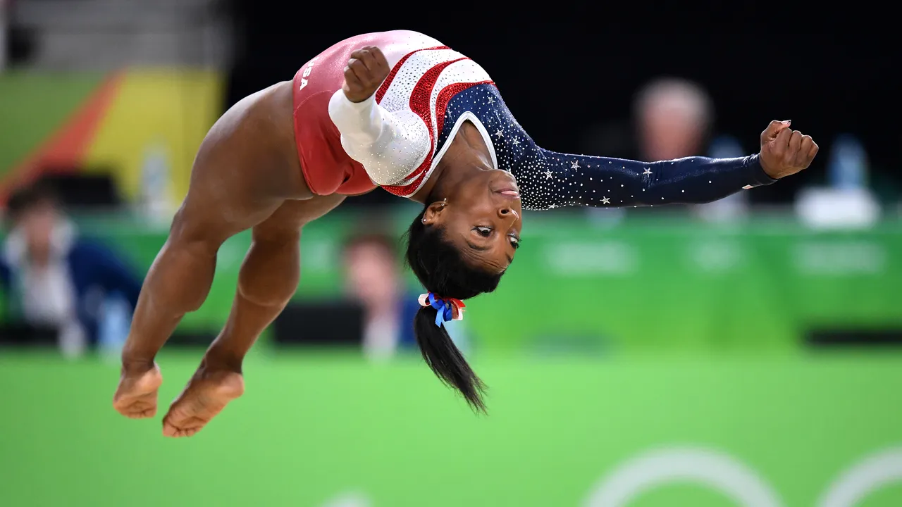 Gimnasta Simone Biles: „Sufăr de twisties”. Este sindromul pierderii orientării în spaţiu
