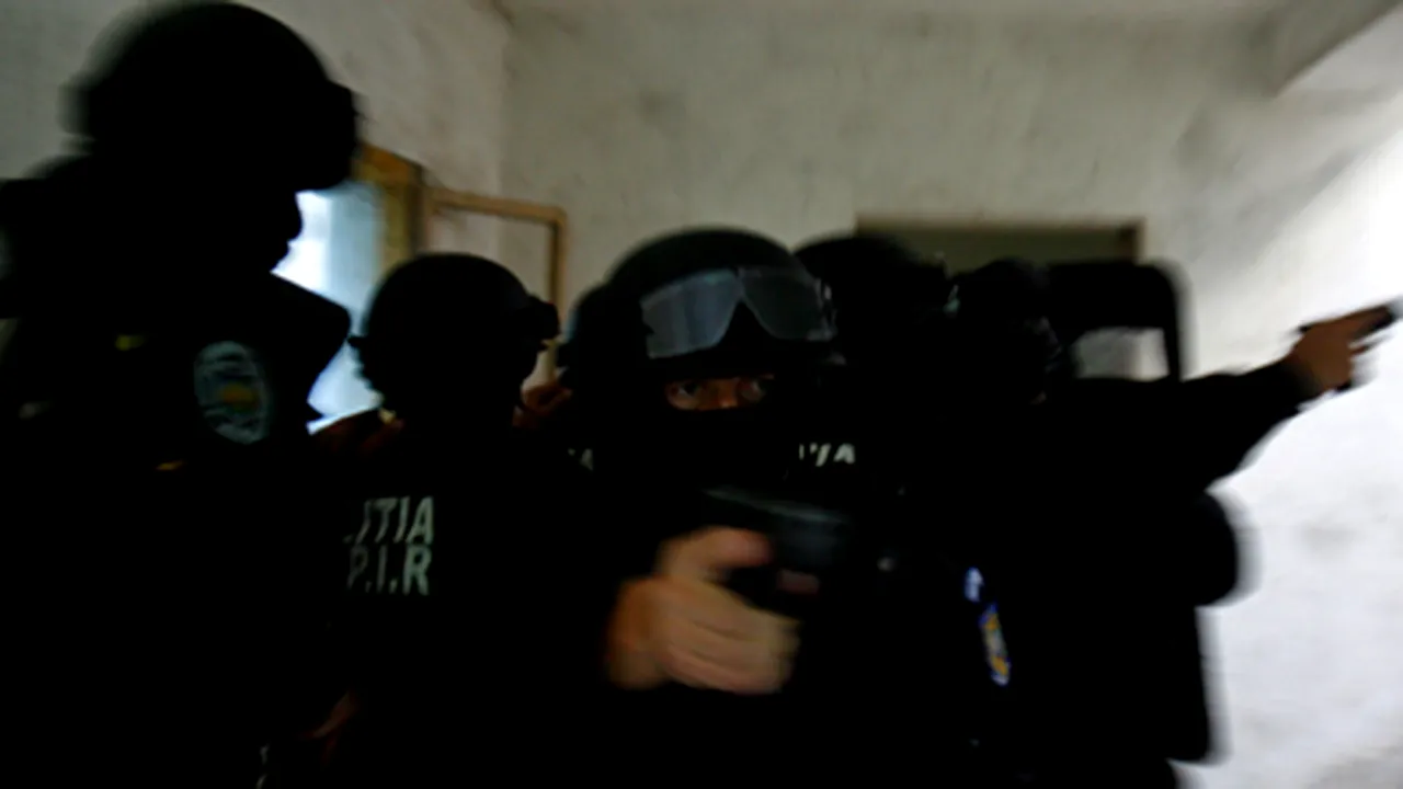 Trei dintre persoanele vizate în percheziţii au încercat să fugă