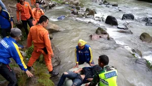Accident grav în Indonezia. Cel puţin 26 de persoane au murit după ce un autobuz s-a prăbuşit într-o râpă. FOTO