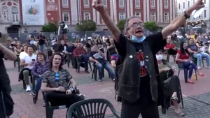 La concert, ca la teatru! Cum a arătat primul concert cu măsuri Covid-19. Rockerul Emil a fost obligat să stea pe scaun la recitalul Cargo