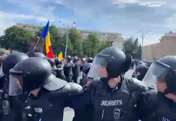 SOCIAL LIVE | Protestul fermierilor degenerează în București: gaze folosite de jandarmi, întăriri chemate în zonă și rețineri în centrul Bucureștiului