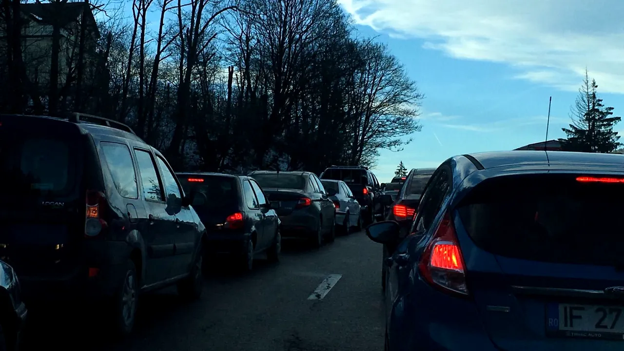 Aglomeraţie pe DN1, pe sensul dinspre Braşov. S-au format coloane de maşini. Poliţiştii recomandă o rută alternativă