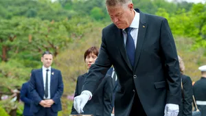 Klaus Iohannis a depus o coroană de flori la Seoul National Cemetery