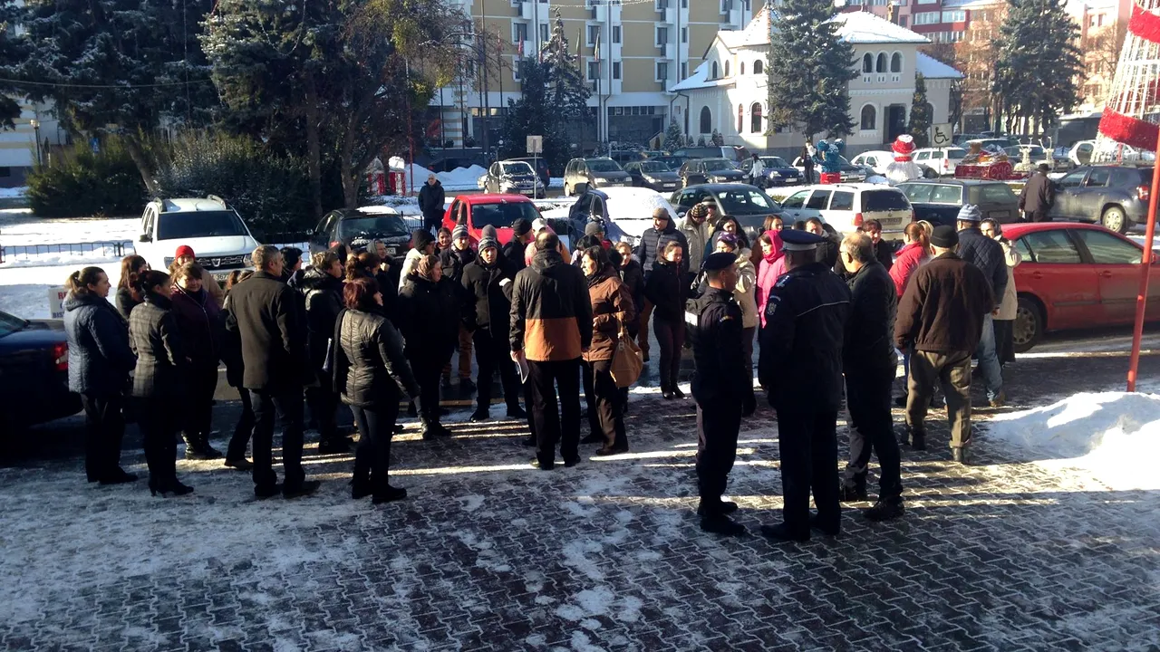 FOTO Părinţii elevilor şcolii din Nepos, judeţul Bistriţa-Năsăud, au continuat şi luni protestul 