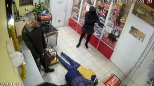 Jaf de mântuială. Ce s-a întâmplat cu un hoţ când a vrut să spargă uşa unei case de amanet | VIDEO