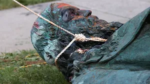 “Fără excepţie!” Trump îi ameninţă cu 10 ani de închisoare pe cei care vandalizează monumentele
