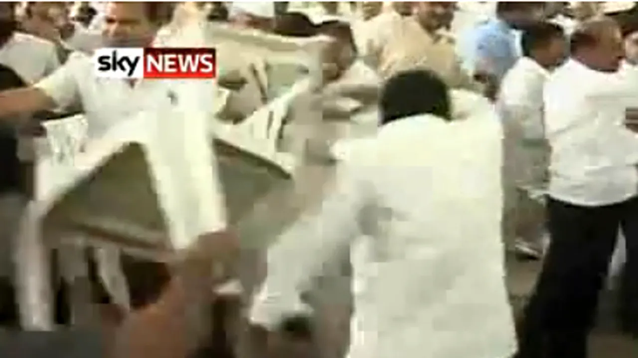 Un politician indian, bătut cu scaunele de rivali din cadrul partidului său - VIDEO
