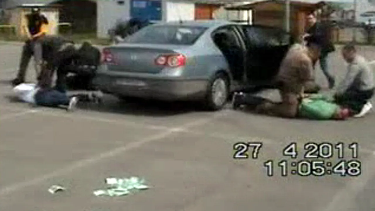 Percheziţii simultane în şapte localităţi. Interlopi care-şi strangulau şi electrocutau victimele, prinşi de poliţie