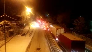 Ninsori abundente în zonele sub ALERTA METEO | UPDATE: 8 drumuri naţionale şi 12 judeţene, închise din cauza viscolului / Trenuri spre Bucureşti, blocate în Buşteni / 77.000 de locuinţe, deconectate de la curent | VIDEO