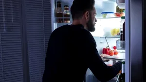 Legătura drectă dintre somn şi dietă: de ce odihna puţină creşte pofta de mâncare şi greutatea corporală

