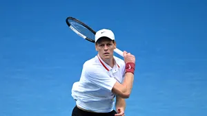 Jannik Sinner, locul 2 mondial, avansează în turul secund la Australian Open după retragerea lui Hugo Gaston
