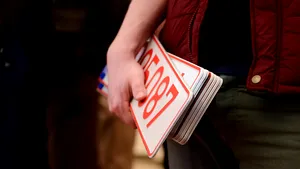 Şpagă de peste 10.000 de lei pentru înmatriculări fără stat la coadă. Poliţistul avea preţuri standard