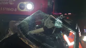Maşină condusă de un şofer băut, lovită de tren în Timiş. Care este starea de sănătate a bărbatului. FOTO