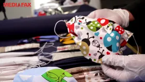 Măşti colorate pentru zile negre. Alternativele vesele pentru copii şi nu numai | VIDEO