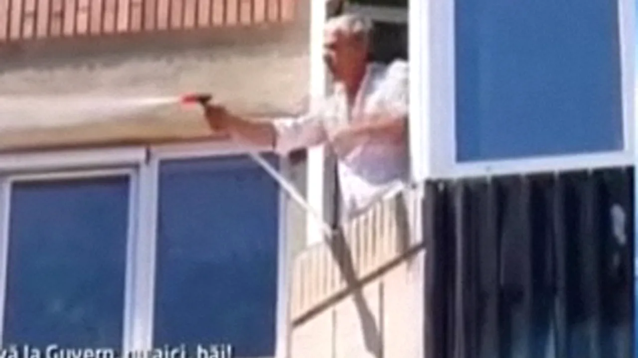 Liberalii suceveni care pichetau sediul unui parlamentar PDL, stropiţi cu apă de un locatar - VIDEO