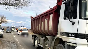 Suicid pe o şosea din Neamţ. Un bărbat s-a aruncat în faţa unui camion, cu un bilet de adio în buzunar. FOTO